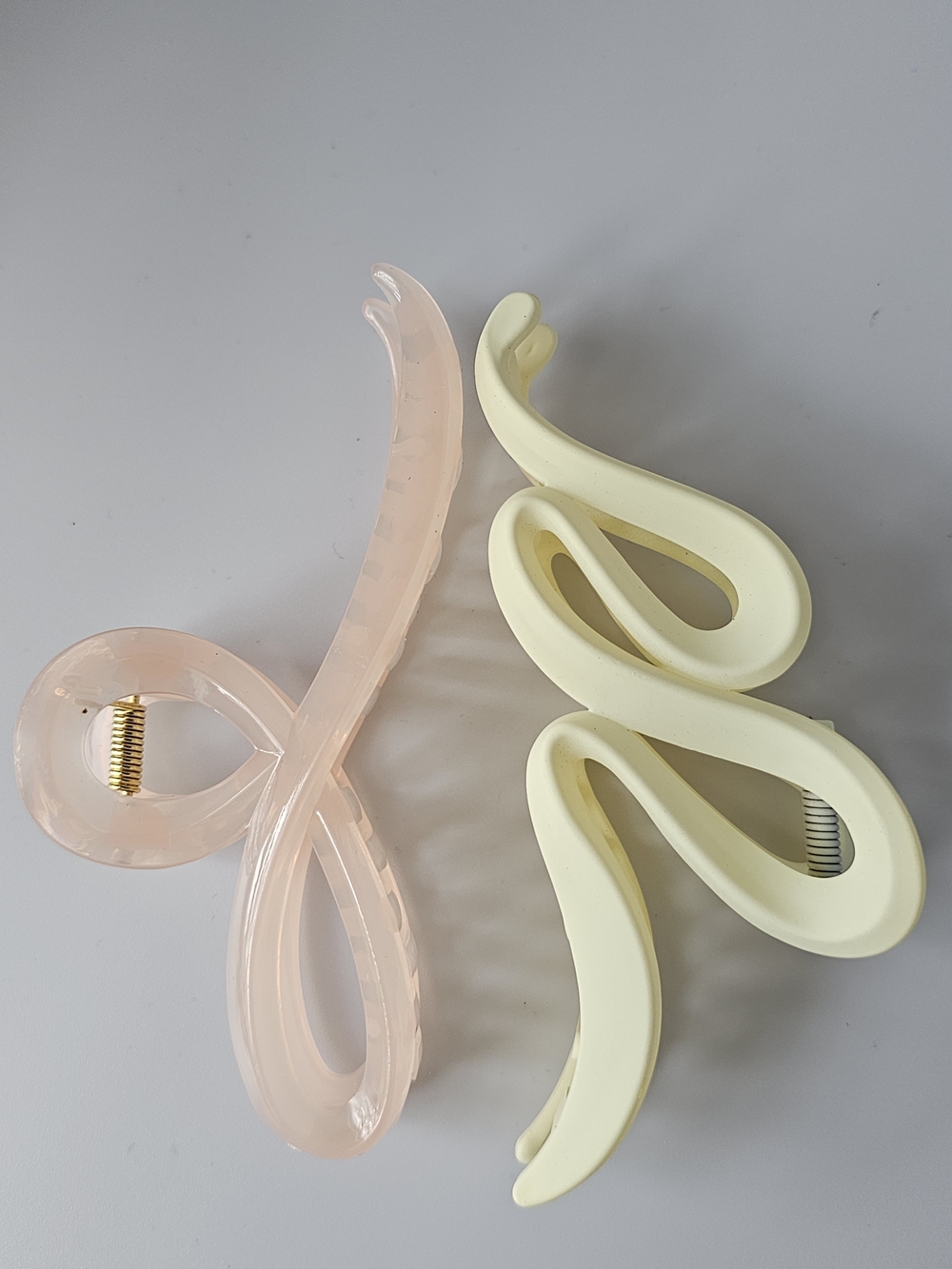 Elegant Curved Hair Claw Clip - Pale Pink & Soft Yellow